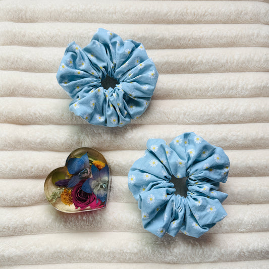 Baby Blue Daisy Scrunchie (Large)