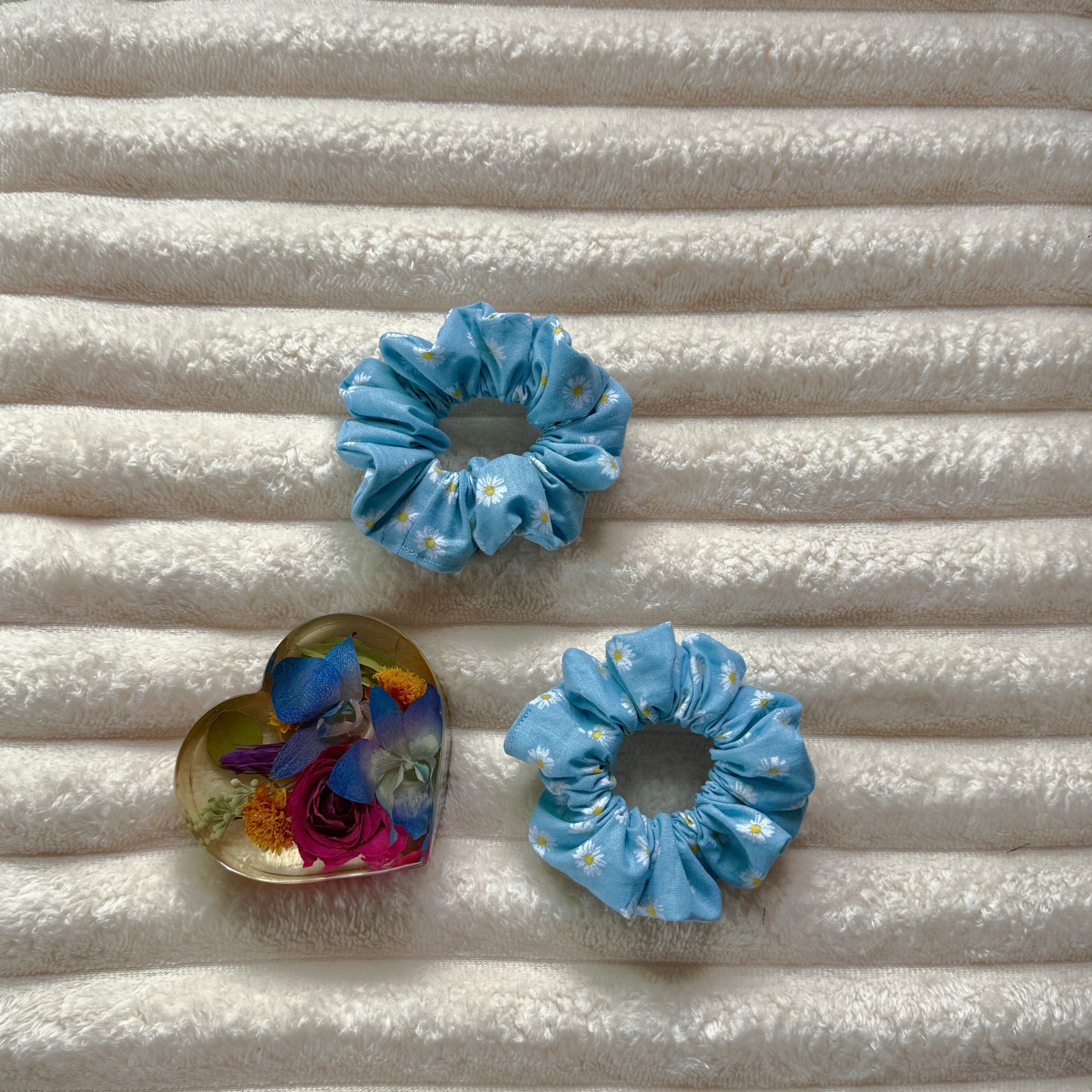 Baby Blue Daisy Scrunchie (Medium)