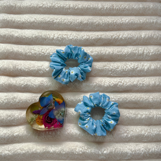 Baby Blue Daisy Scrunchie (Medium)