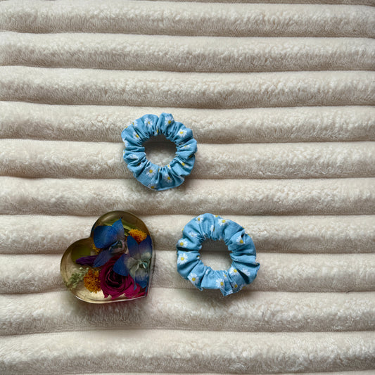 Baby Blue Daisies Scrunchie (Mini)