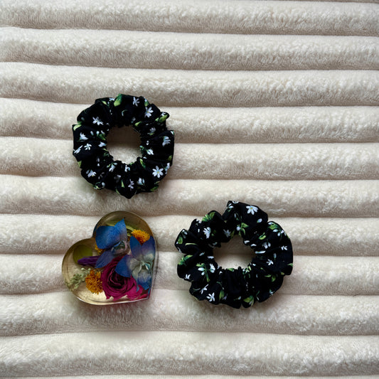 Black Daffodil Scrunchie (Medium)