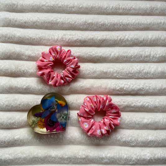 Pink Daisies Scrunchie (Medium)