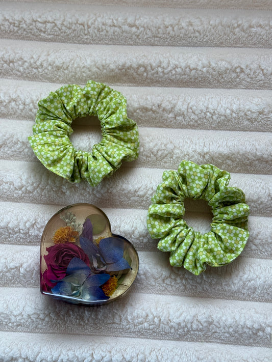 Green Daisy Scrunchie (Medium)