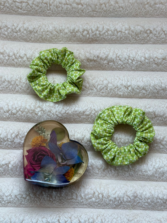 Green Daisy Scrunchie (Mini)
